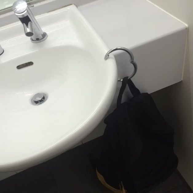 トイレの手洗い場で