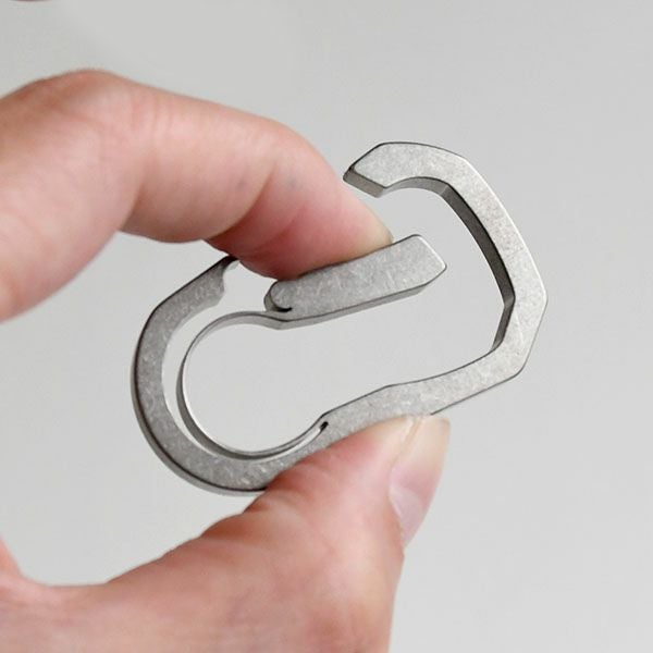 チタン製カラビナ　ハンドグレイ