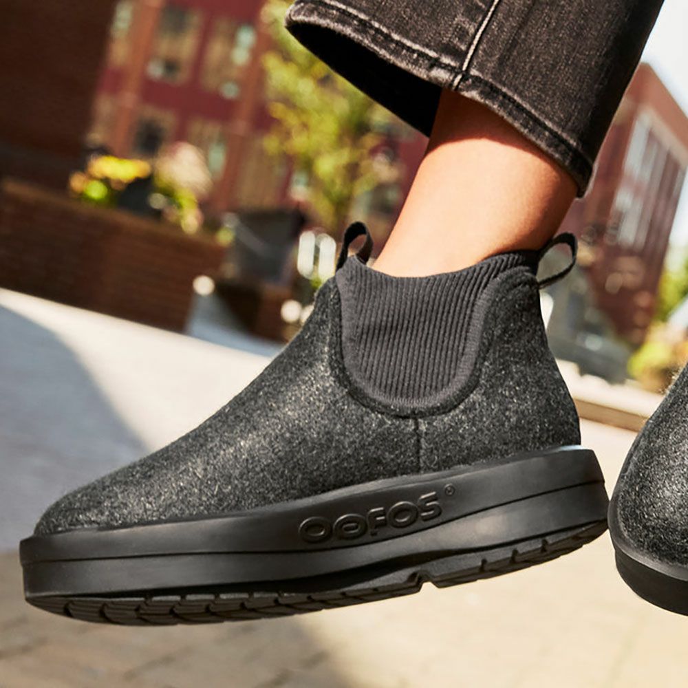 OOFOS OOmega Londoner を履いた女性のコーデ 撥水リカバリーブーツ