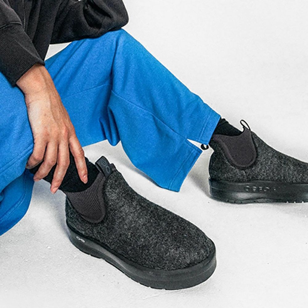 OOFOS OOmega Londoner を履いた女性のコーデ 撥水リカバリーブーツ