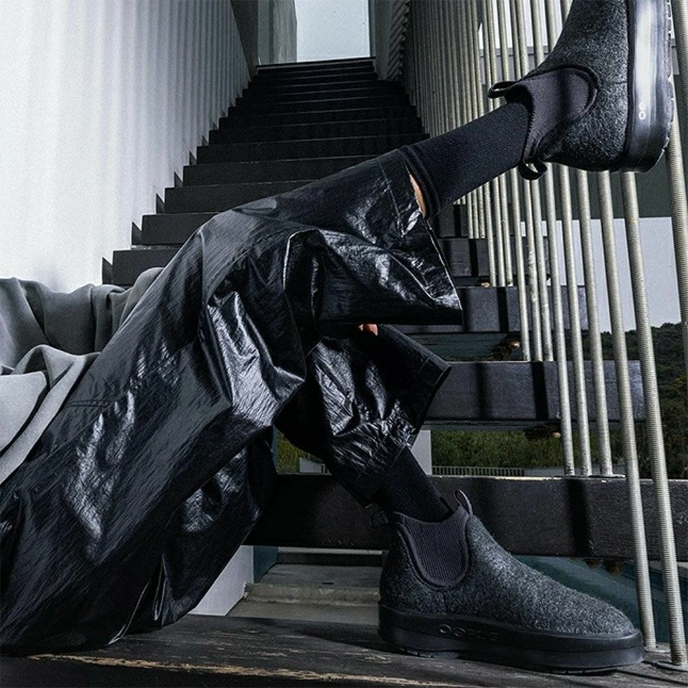 OOFOS OOmega Londoner を履いた女性のコーデ 撥水リカバリーブーツ